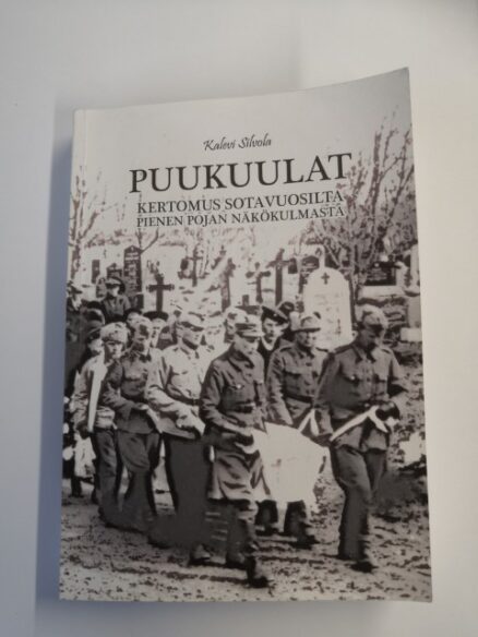 Puukuulat - Kertomus sotavuosilta pienen pojan näkökulmasta