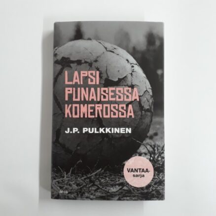 Lapsi punaisessa komerossa