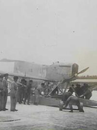 Valokuva I.V.L. A.22 Hansa ja lentosotilaita työssään