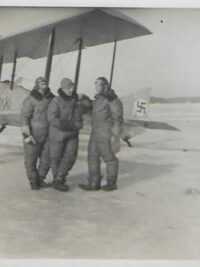 Valokuva V.L. Sääski pyörillä ja kolme lentäjää