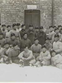 Valokuvassa Ilmailukoulun Mekaanikko-osaston sotilaita työpuvussa
