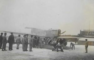 Valokuva I.V.L. A.22 Hansa ja lentosotilaita työssään