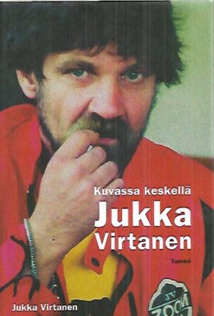 Kuvassa keskellä Jukka Virtanen