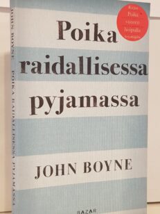 Poika raidallisessa pyjamassa