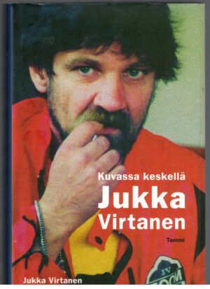 Kuvassa keskellä Jukka Virtanen