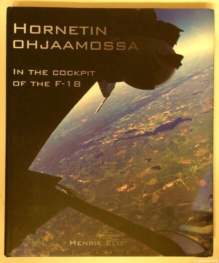 Hornetin ohjaamossa = In the cockpit of the F-18