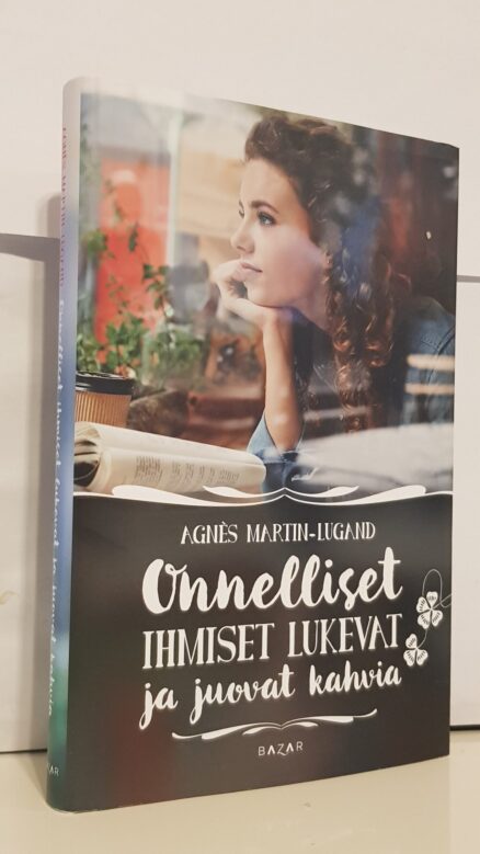 Onnelliset ihmiset lukevat ja juovat kahvia