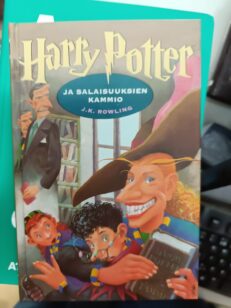 Harry Potter ja salaisuuksien kammio -kirjan kansi